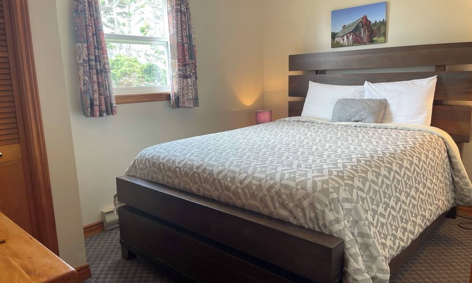 Stanhope Cottage | Executive Two-Bedroom Cottage (Cottage 14)