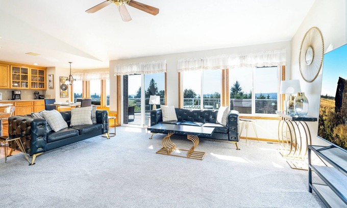 Marysville House | Executive Villa: Breathtaking Views with Spa & Hot Tub