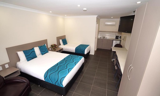 Griffith Hotel | Highly Rated Exies Bagtown with Pool & Breakfast Included