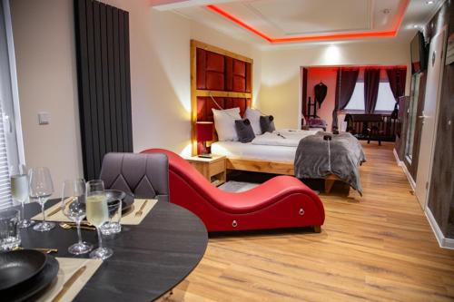 Gifhorn Apartment | Romantic Oceanfront Retreat: Black Rose Apartment Awaits