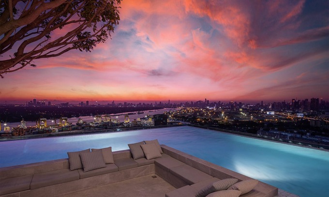 Khlong Toei Apartment | Elegant Duplex Apartment Near BTS with Pool Access