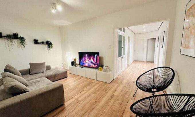 Uster District Apartment | Family & Business Retreat with Breakfast and Kitchen Access
