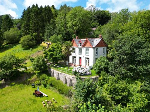 Ilfracombe House | Oceanfront Serenity Estate: 4-Star Pet Friendly Retreat