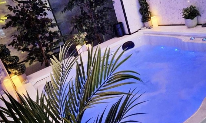Convention Quarter Apartment | Elegant Jacuzzi Apartment with Balcony and Breakfast Included