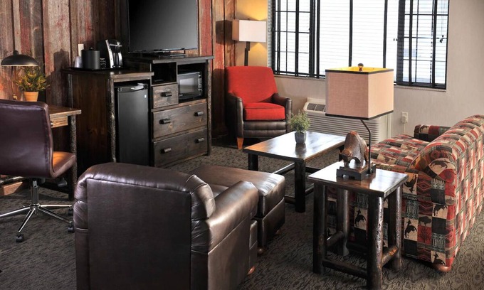 Independence Hotel | Spacious King Bunk Bed Suite at Stoney Creek KC