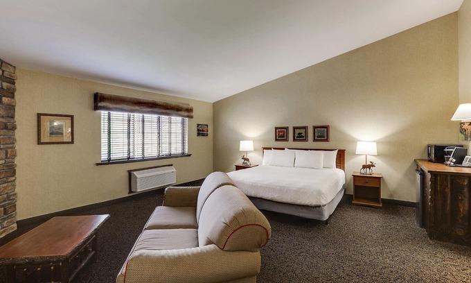 Columbia Hotel | Relaxing King Executive Suite with Massage Chair & Lake View