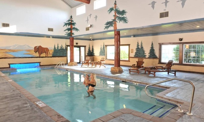St. Joseph Hotel | Relaxing King Room at Stoney Creek St. Joseph with Pool