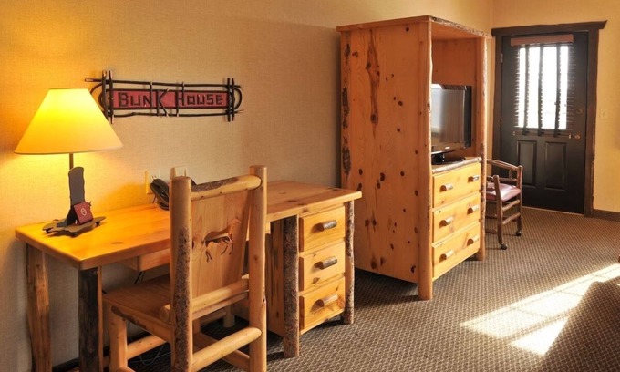 Onalaska Hotel | Relaxing King Suite with Whirlpool by the Mississippi River