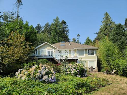Point Roberts House | Expansive Dual-Kitchen Retreat