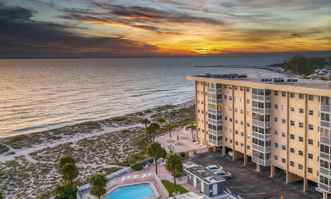 Venice Condo | Discover a Beachfront Haven on Venice Island with Pool
