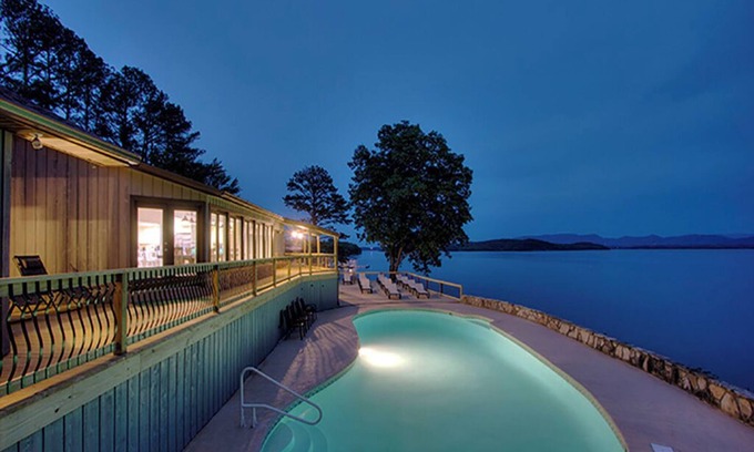 Dandridge House | Dandridge Lake House: 10 Bedrooms with Private Pool & Spa