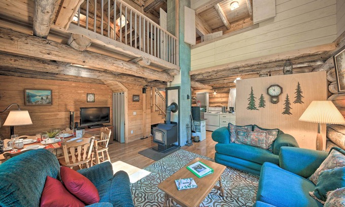Bonners Ferry Cabin | Pet-Friendly Moyie Riverfront Cabin with Spa and Breakfast