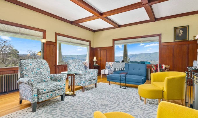 The Dalles House | Panoramic Columbia Gorge Views with Deck, Games & Pool