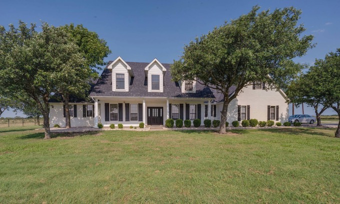 Pilot Point House | Inviting Pilot Point Home with Cozy Fireplace & Spa