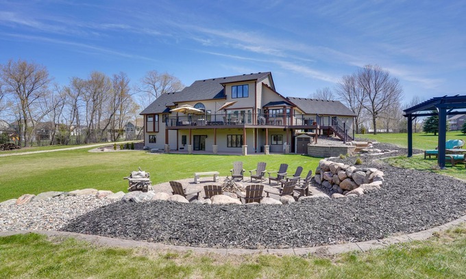 Shakopee House | Charming Shakopee Getaway with Spa and Breakfast Amenities