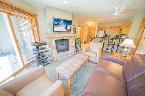River Run House | Indulgent Getaway at Expedition Station 8597 with Hot Tub