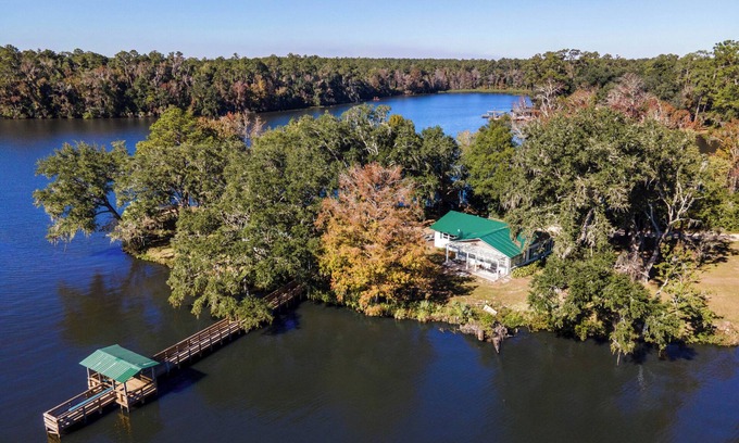 Quincy House | Discover Lake Point: Pet-Friendly Retreat with Top Reviews