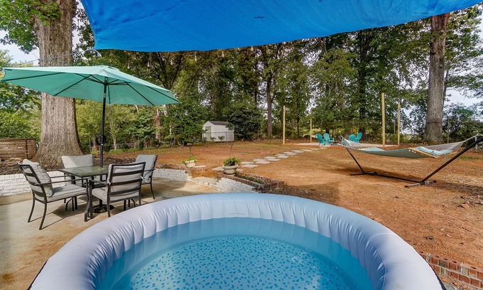 Starmount House | Stylish FunHouse: King Suite with Hot Tub & Mini-Golf
