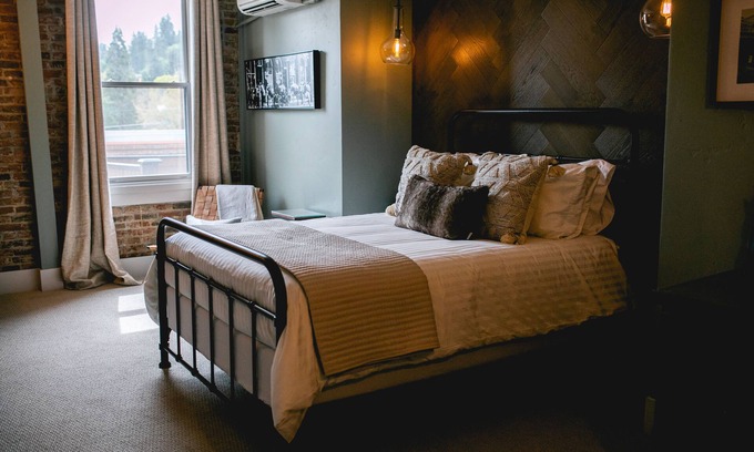 Jacksonville Hotel | Cozy Queen Guest Room at The Jacksonville Inn with Breakfast