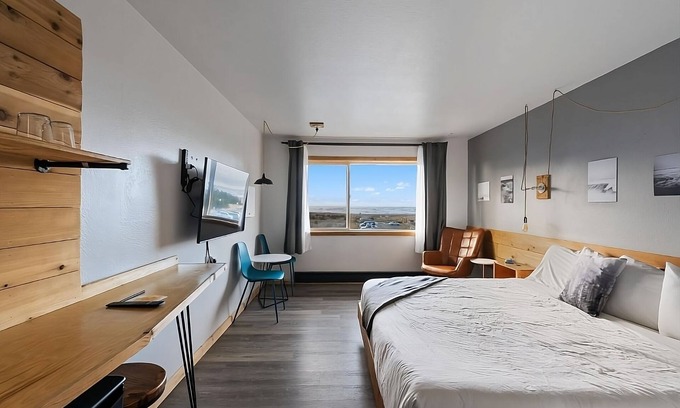 Long Beach Hotel | Discover Coastal Comfort with Pool, Pets Welcome & Free Parking