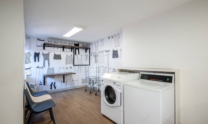 Exchange Place North Hotel | Discover Colgate Clock: Family-Friendly Suites Near Light Rail