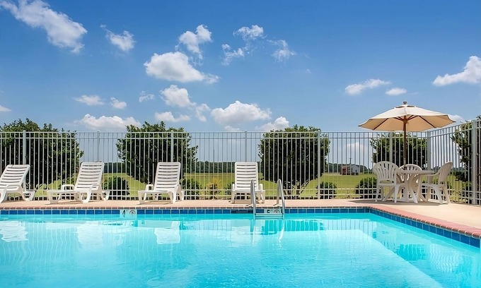 Saint Landry Hotel | Relax and Unwind in Bunkie with Pool & Group Units!