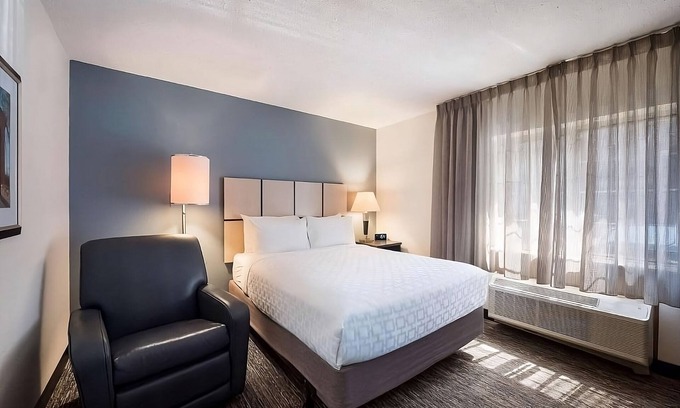 North Olmsted Resort | Discover a Pet-Friendly Stay in North Olmsted with Kitchenette