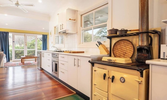 Meroo House | Discover Lone Pine Farmhouse in Picturesque Mudgee