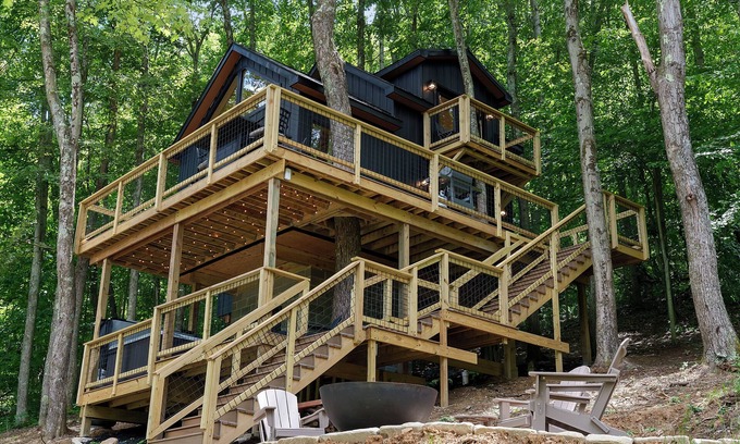 Logan Cabin | Elevated Treehouse Cabin Retreat with Spa & Hot Tub
