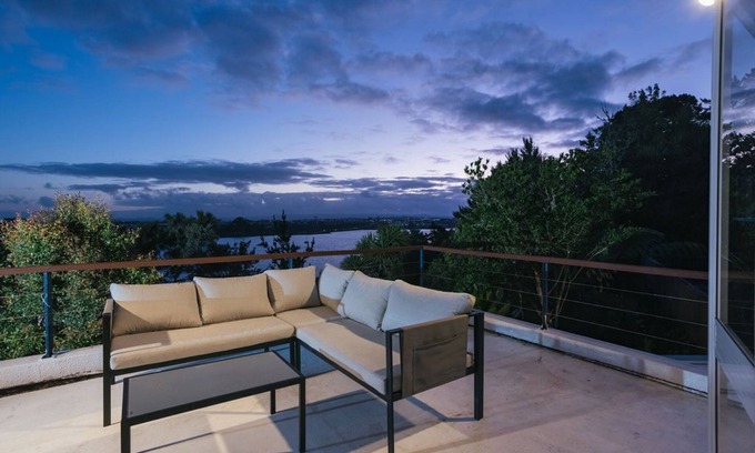 Greenhithe House | Enjoy Greenhithe's Sunset from Your Cozy Home Retreat