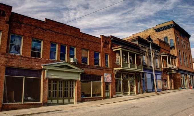 Shawnee Condo | Discover History in a Restored Mining Town with Pool Access