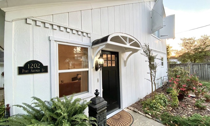 Mena Cottage | Historic Carriage House with Spa and Breakfast - Rated 9.8