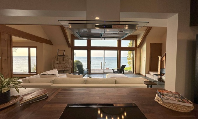 Youngstown Cottage | Unforgettable Niagara Cedar Cottage on Lake Ontario