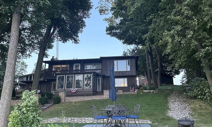 Branch House | Indulge in Lakeside Elegance with Breathtaking Views