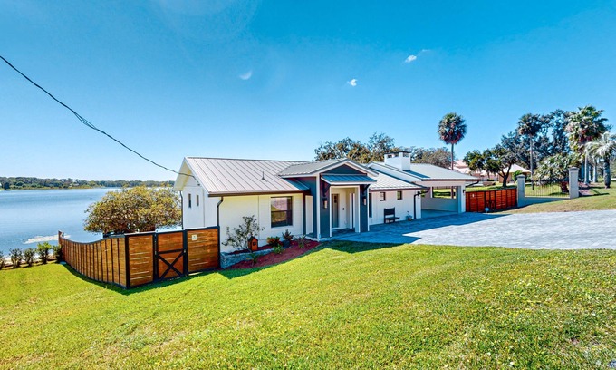 Mount Dora House | Discover Lakefront Paradise: A Perfect Spring Retreat
