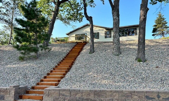 Alexandria House | Unforgettable Family Retreats on Victoria Lake!