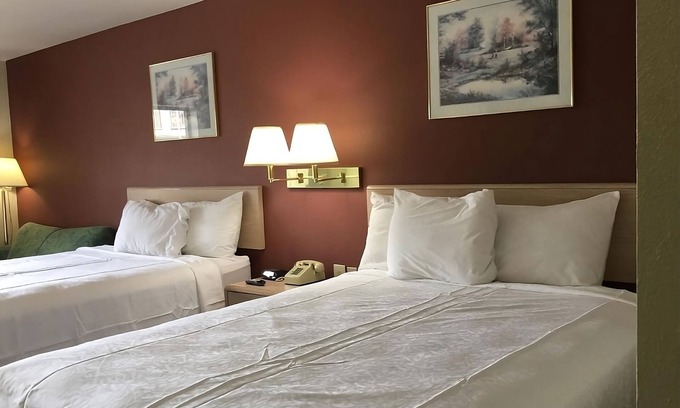 Cabot Resort | Enjoy Comfort with Pool, Free Breakfast & Parking Options!