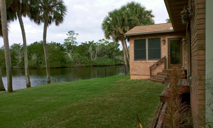 Ormond Beach House | River Front House: Pet-Friendly Escape by Park and Boat Ramp