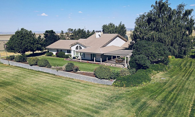 Madras House | Relax in Nature with Mountain Views & Home Gym Access