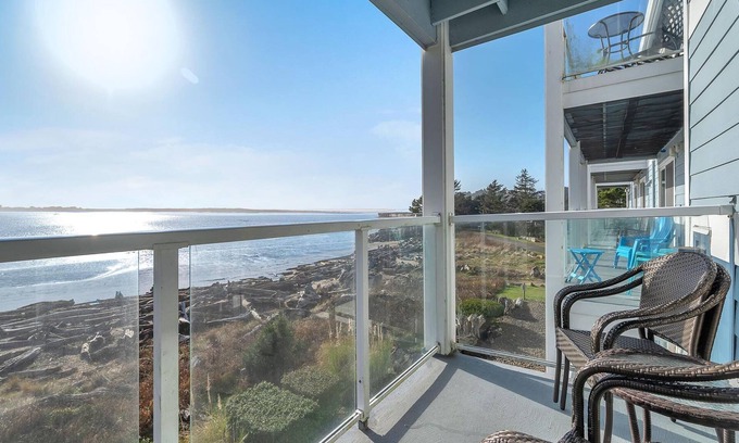 Lincoln City Condo | Oceanfront Retreat with Beach Access at Siletz Bay