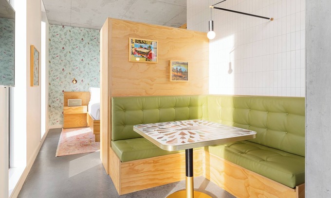 East Cesar Chavez Hotel | Relaxing Retreat: Dog-Friendly Hotel with City Views