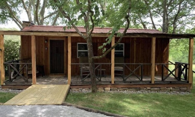 Scottsboro Cabin | Historic 1800s Cabin Stay Near the Scenic Tennessee River