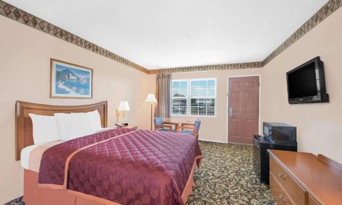 Pecos Hotel | Discover Texan Warmth in Pecos with a Refreshing Pool