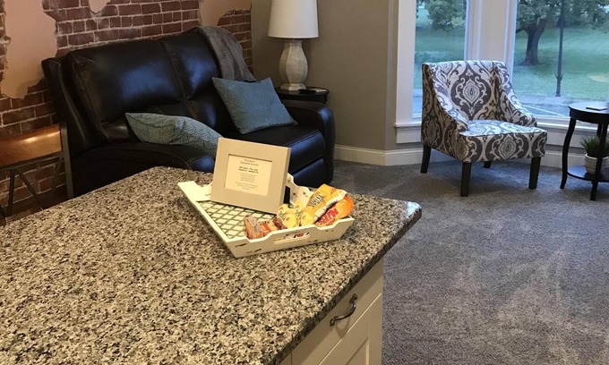 Iola Apartment | Discover the Lofts-Wheeler Suite with Breakfast & Kitchen