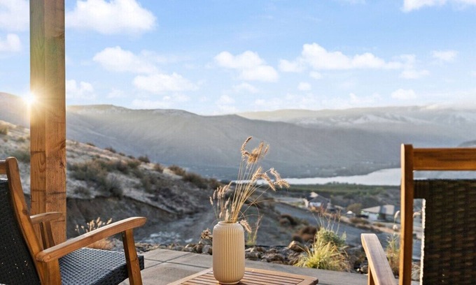 Entiat Cabin | Unforgettable Stay at The Outlook Cabin with Lake Views