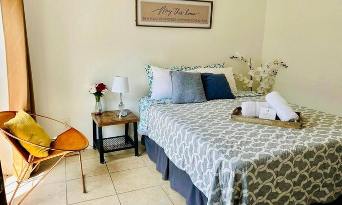 Carver City - Lincoln Gardens Apartment | Discover Unmatched Hospitality in a Prime Location!