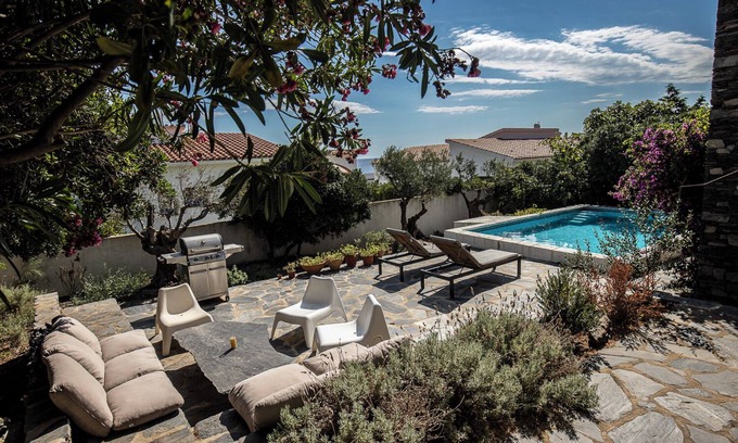 Cadaques House | Seaside Retreat with Pool and Garden for Memorable Getaways