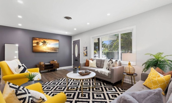 Historic Old Northeast House | Discover Vibrant Downtown St Pete with Oceanfront Views!