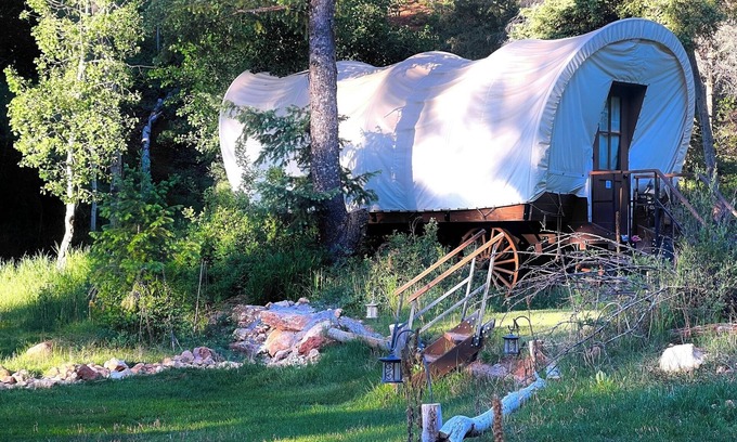 Alton Cabin | Discover the Wild West with Kitchen Amenities!