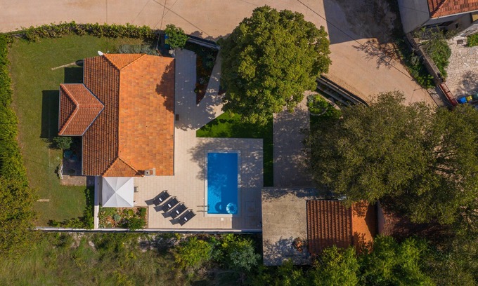 Drnis House | Explore Village Life at Jokini Dvori with Pool & Amenities
